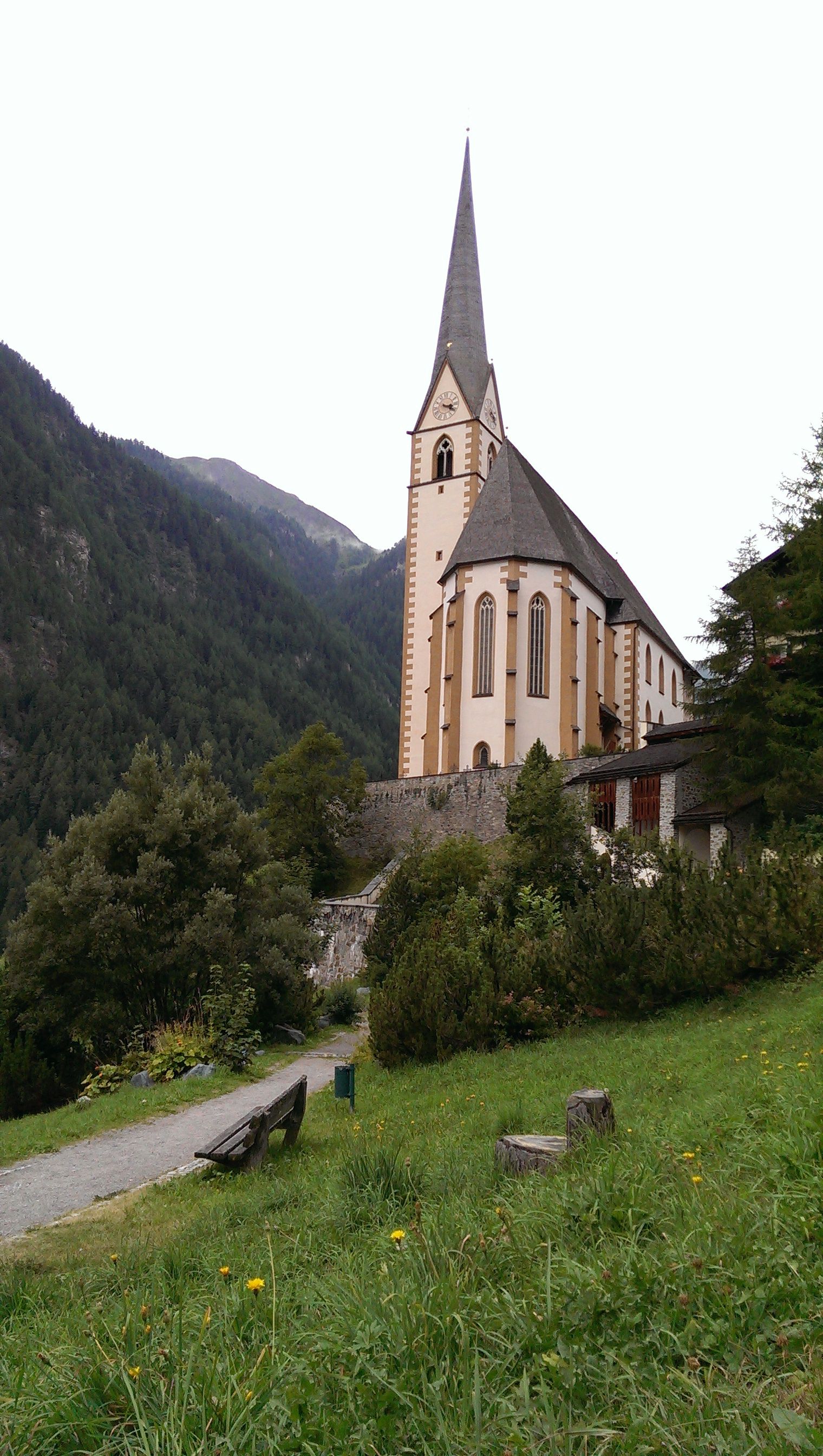圣血镇大教堂,安座在山坡石造地基上,醒目的尖塔简单的构造,使教堂